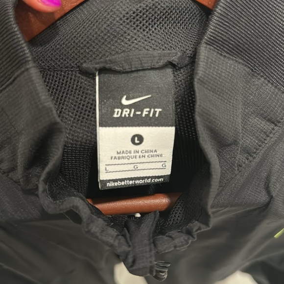 Men’s lightweight black jacket with bright yellow accents - Picture 3 of 3